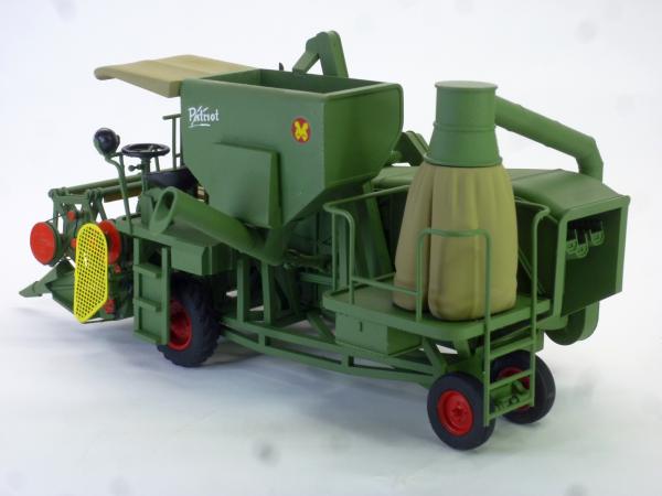 Mähdrescher E175 mit Spreusack oxidgrün  1:32